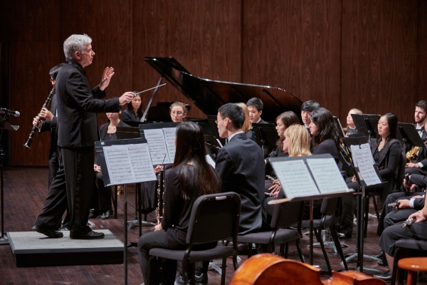 Timothy Salzman conducts the UW Wind Ensemble (photo Steve Korn)