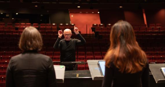 Geoffrey Boers directs the UW Chamber Singers (Photo: UW Photography). 