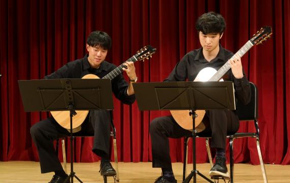 Guitar students of Michael Partington perform in quarterly studio recitals (Photo: Cyan Duong).