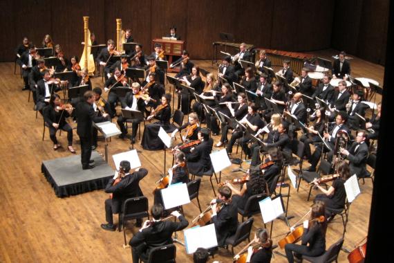Ludovic Morlot conducing student orchestra
