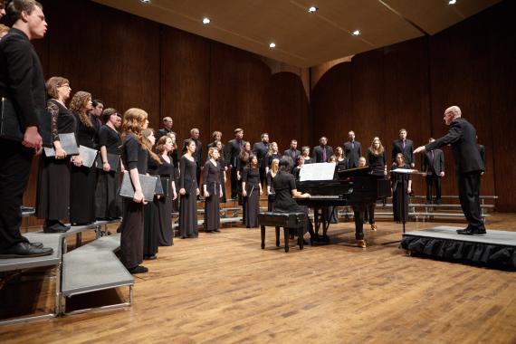 Geoffrey Boers conducts the UW Chamber Singers (photo: Steve Korn).