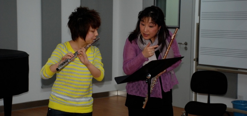 Donna Shin conducting a flute lesson