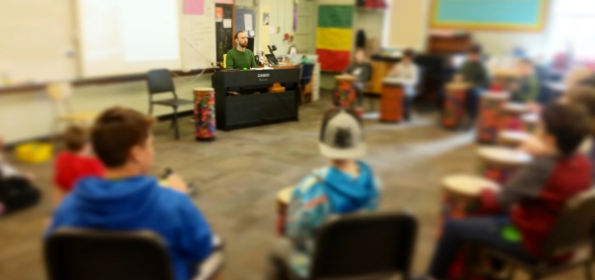  Francis Ward, a Fulbright Scholar of Music Education in 2019-20, works with students at Seattle’s Laurelhurst Elementary. 