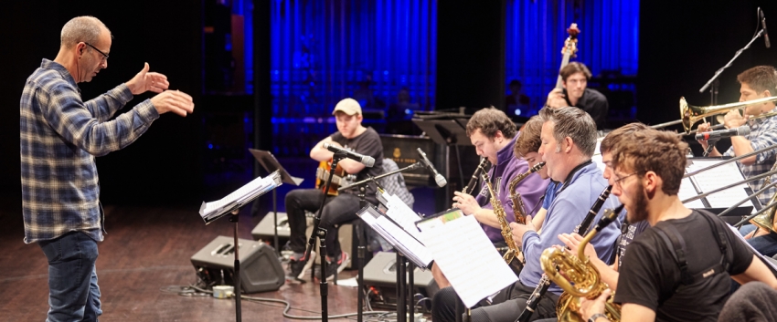 Paul Harshman leads the UW Studio Jazz Ensemble: Big Band (photo: Steve Korn)