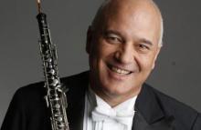 Alex Klein, principal oboist of the Chicago Symphony, leads a master class at the UW on Nov. 16 (Photo: courtesy the artist).