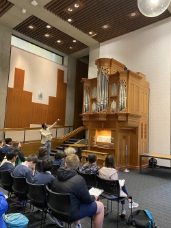 Professor Stef Price delivers an organ demonstration for visiting school children (Photo: Emilia Kister). 