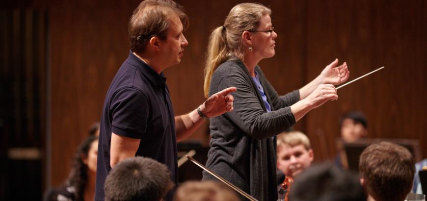 Ludovic Morlot leading an orchestral conducting lesson
