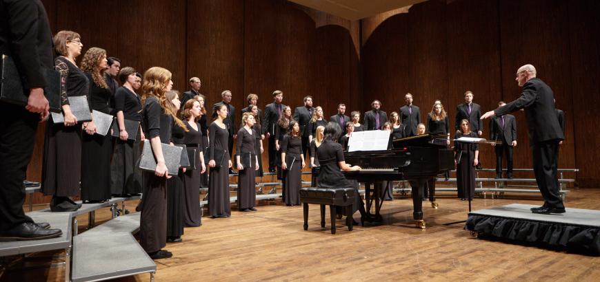 Geoffrey Boers conducts the UW Chamber Singers (photo: Steve Korn).