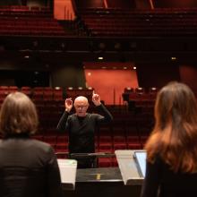 Geoffrey Boers directs the UW Chamber Singers (Photo: UW Photography). 