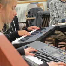 Ethnomusicology Visiting Artist Phyllis Byrdwell works with students in her Gospel Piano class.